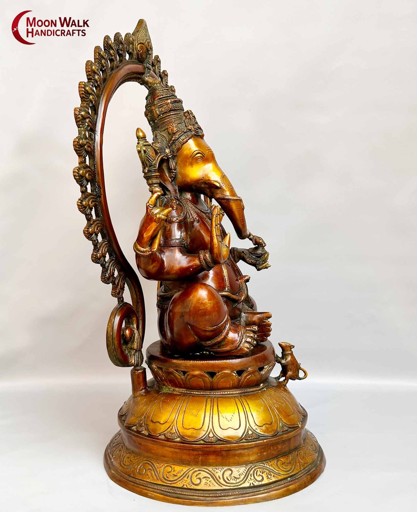 Majestätische Ganapati-Statue aus Messing mit Bogen-Hindu-Dekor. Altes antikes Messing, Statue aus den 90er Jahren aus Indien, Code „ARP1274“