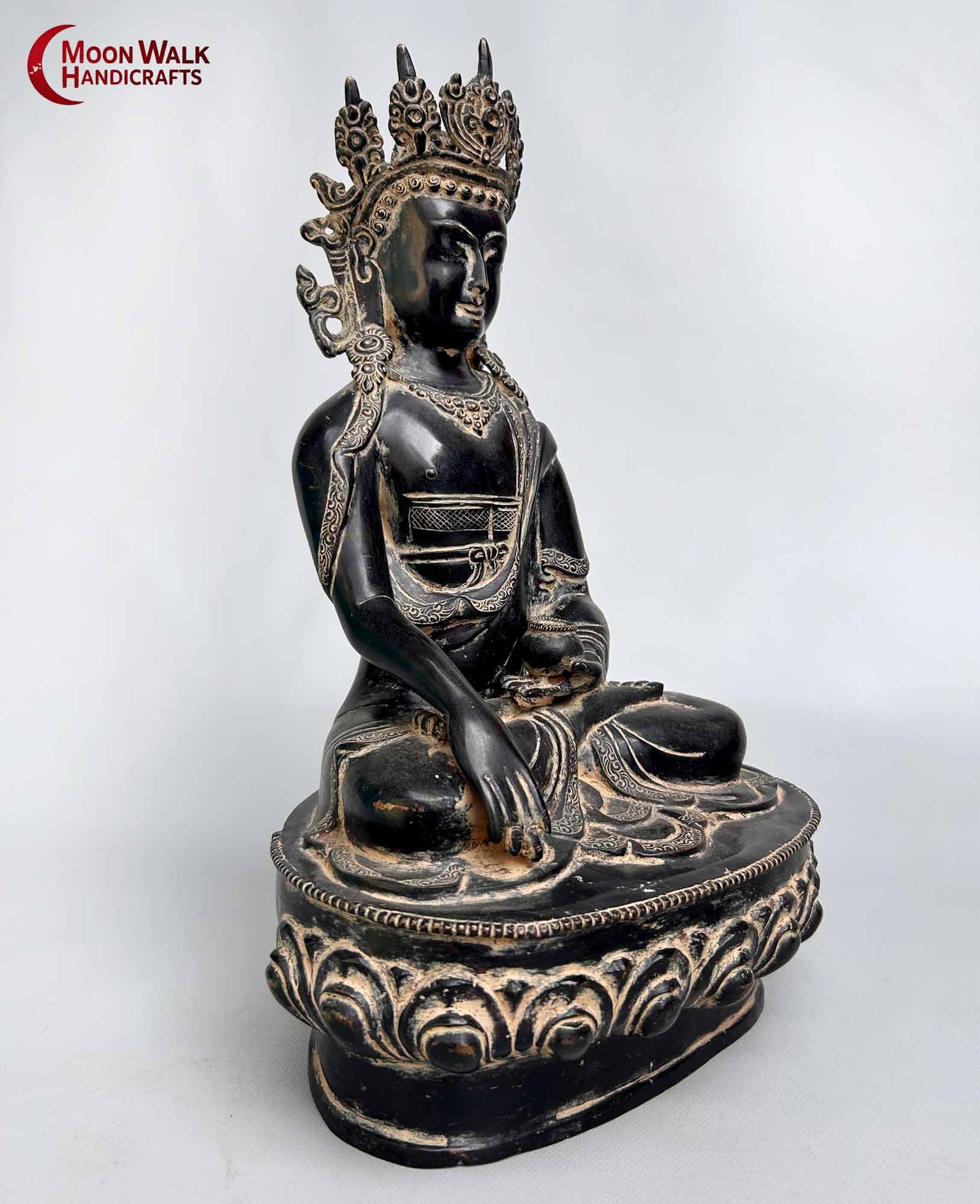 Sitzende Buddha-Statue aus schwarzem Metall