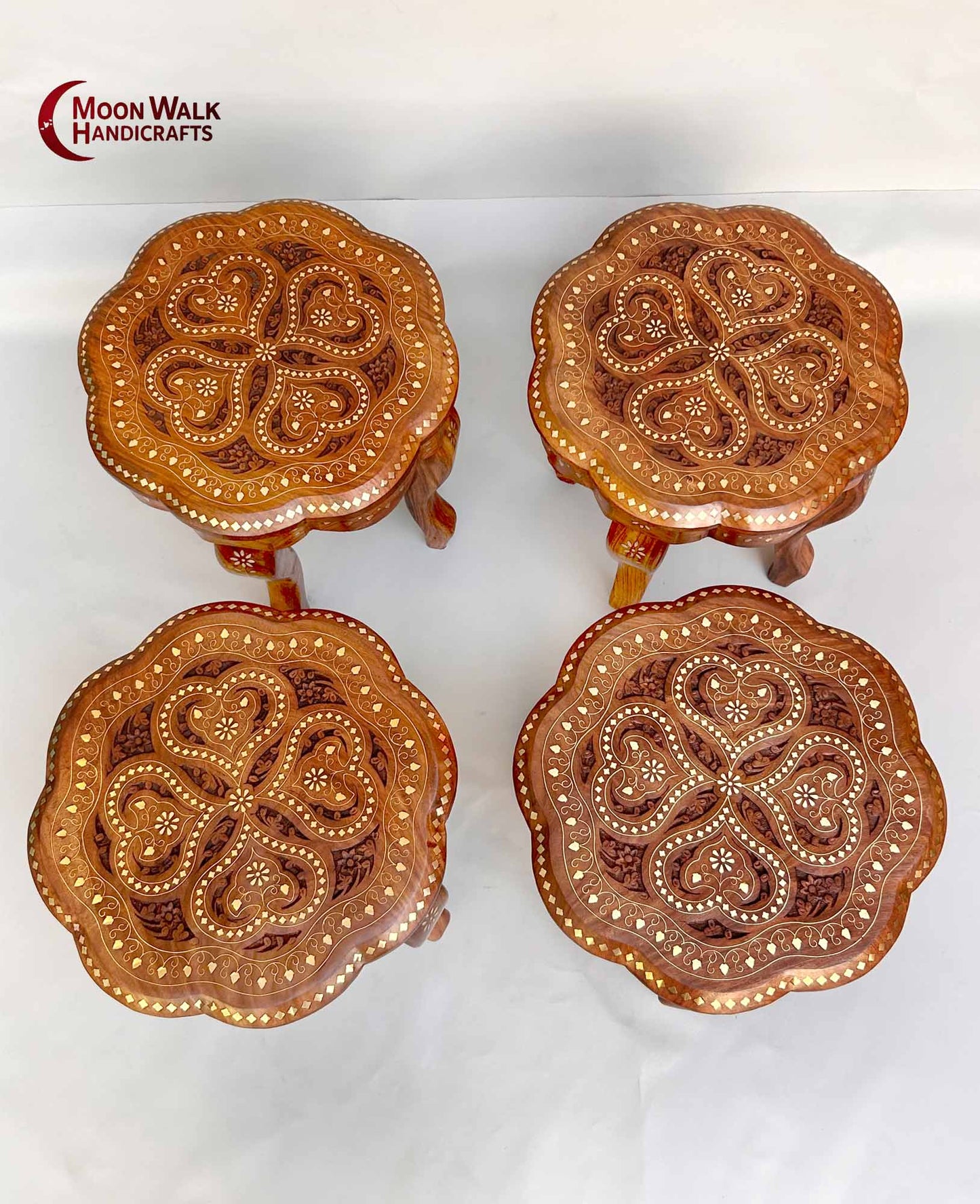 Handgeschnitzte dekorative braune Holzhocker, Messingschnitzereien. Shisham-Palisanderholz, Herkunft Indien