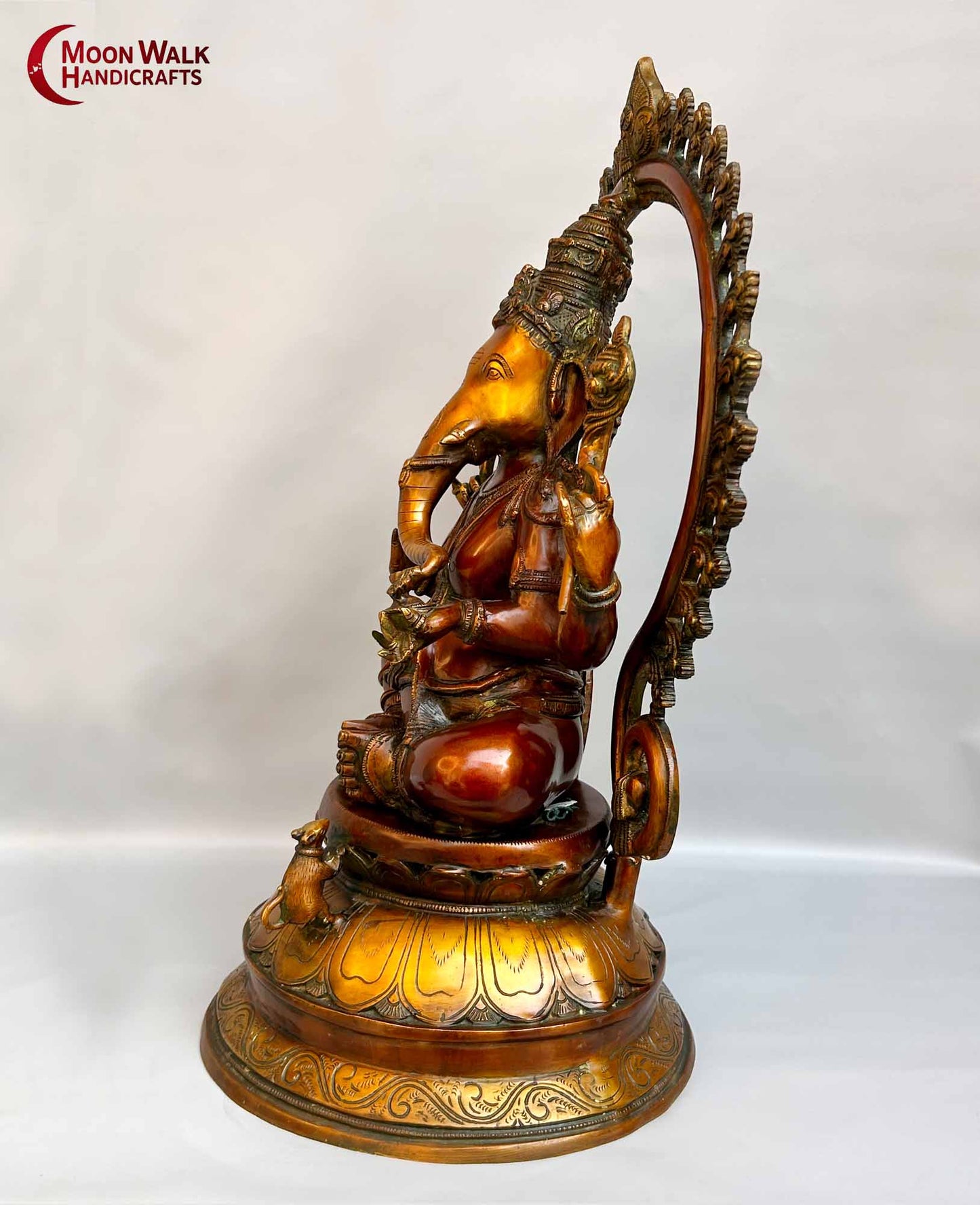 Majestätische Ganapati-Statue aus Messing mit Bogen-Hindu-Dekor. Altes antikes Messing, Statue aus den 90er Jahren aus Indien, Code „ARP1274“