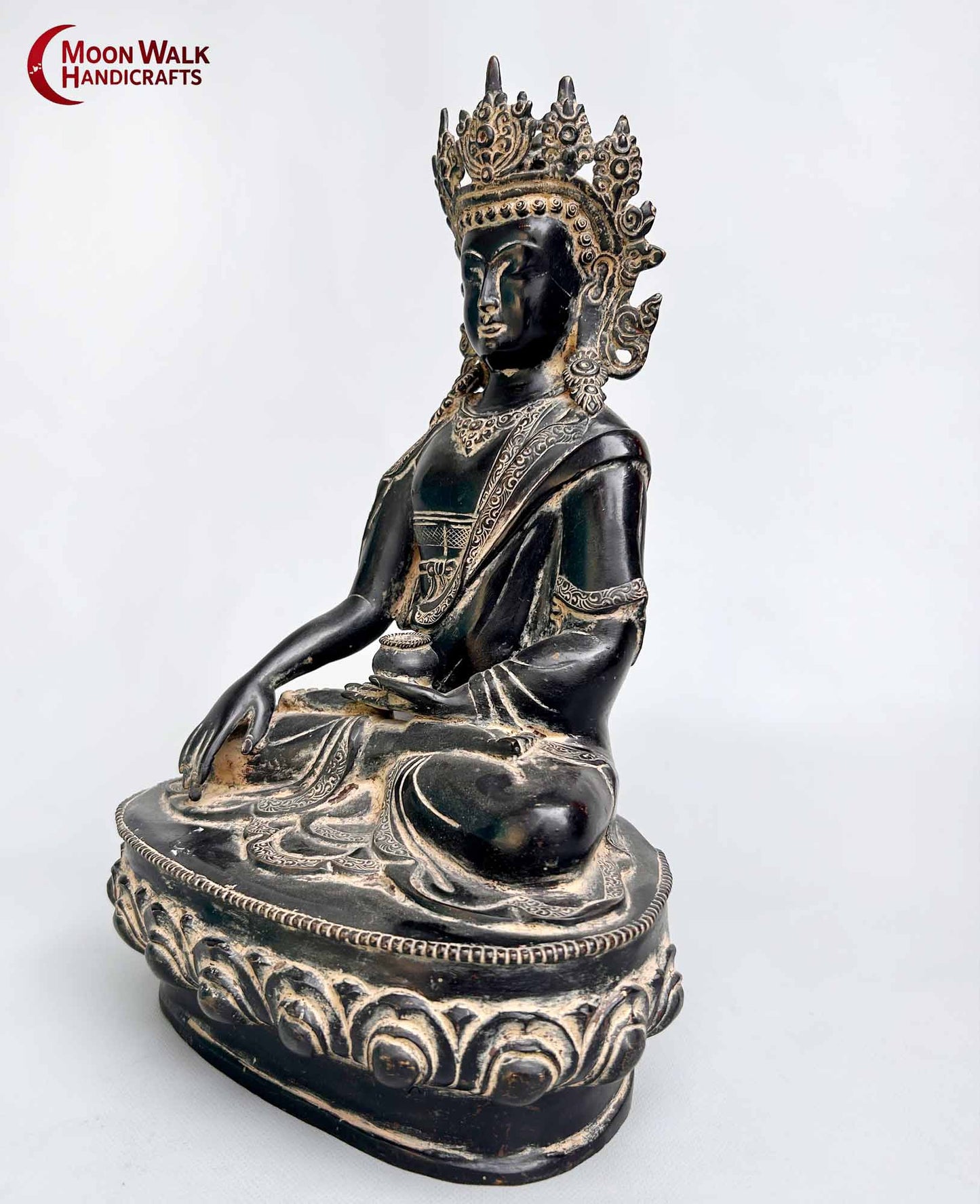 Sitzende Buddha-Statue aus schwarzem Metall