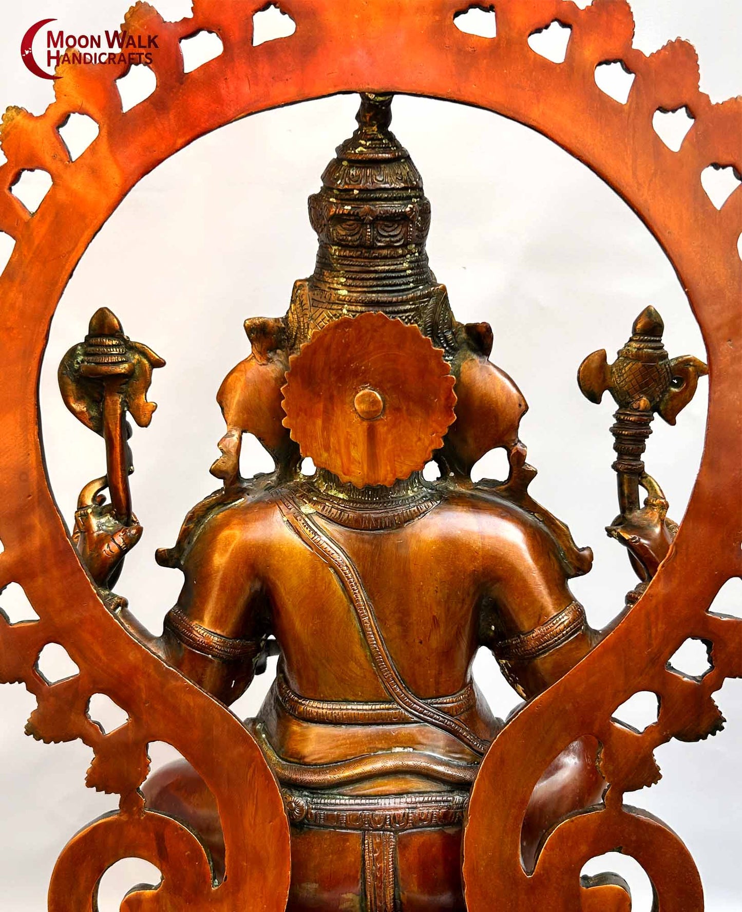 Majestätische Ganapati-Statue aus Messing mit Bogen-Hindu-Dekor. Altes antikes Messing, Statue aus den 90er Jahren aus Indien, Code „ARP1274“