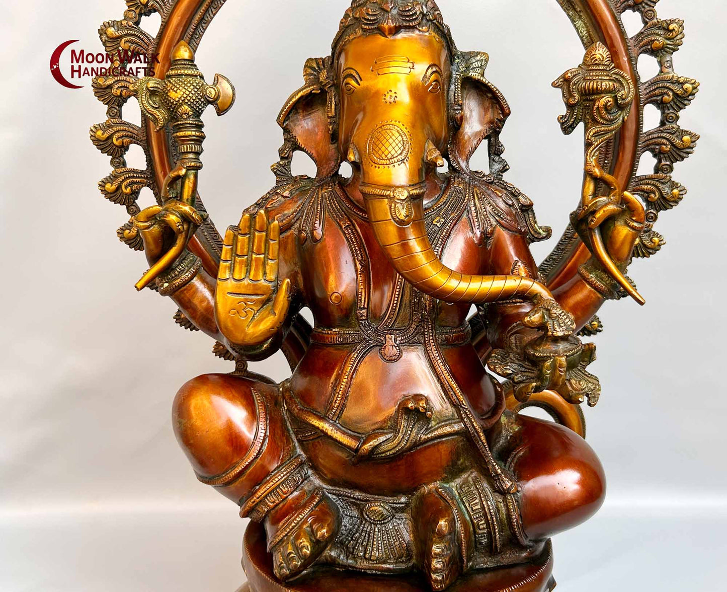 Majestätische Ganapati-Statue aus Messing mit Bogen-Hindu-Dekor. Altes antikes Messing, Statue aus den 90er Jahren aus Indien, Code „ARP1274“