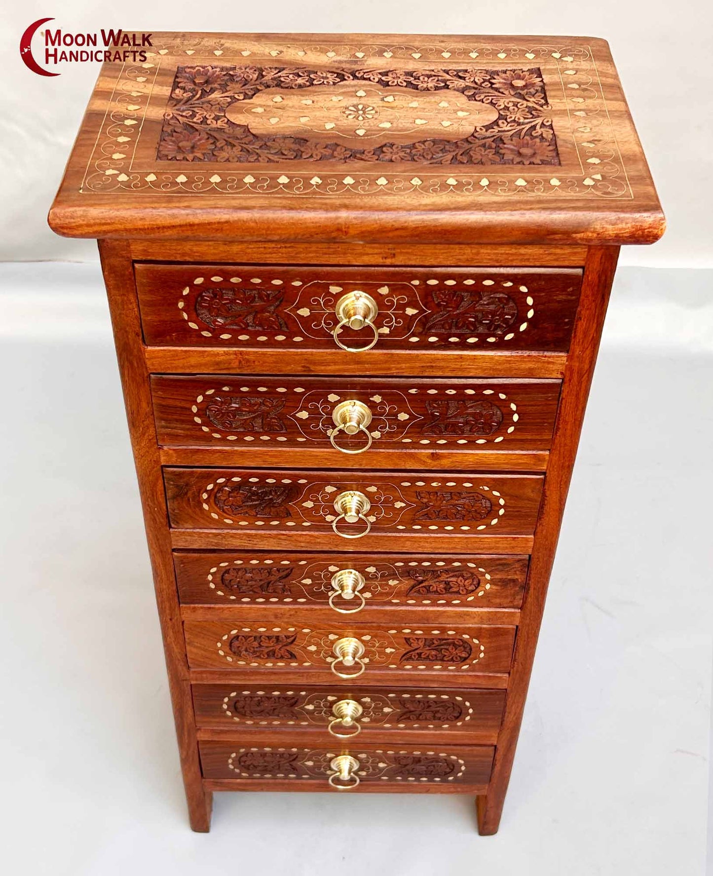 Anständiger hoher Turmschrank mit 7 Schubladen voller handgefertigter Schnitzereien, H 80 cm, B 39 cm, T 26 cm, indischer Herkunft, Moonwalk-Handarbeiten auf Etsy