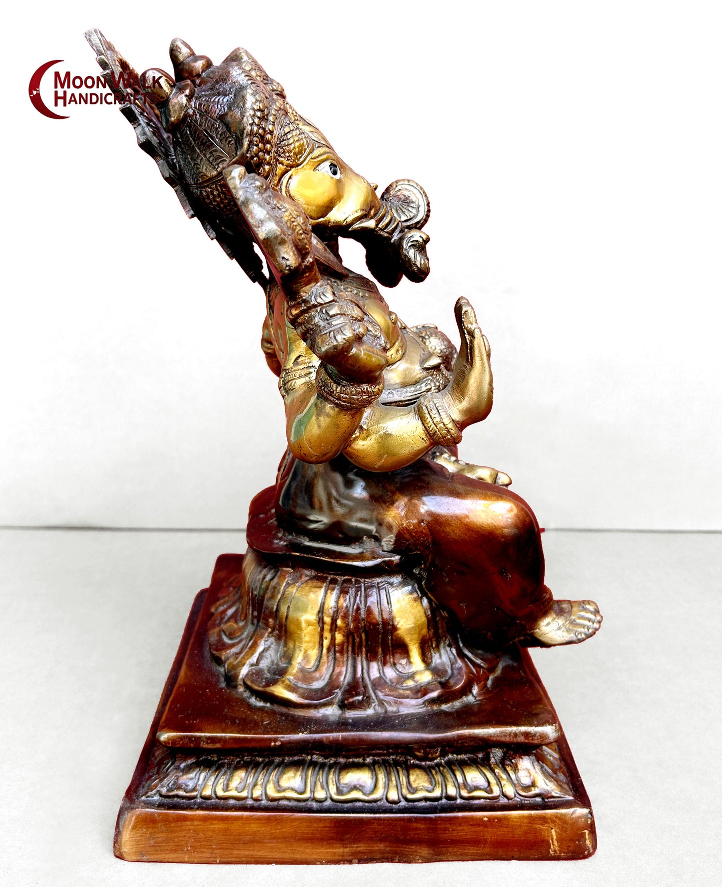 Die dreistämmige Ganesha-Statue aus natürlicher Bronze verkörpert Harmonie und Gleichgewicht. Ihre drei Stämme symbolisieren die Einheit des Denkens.