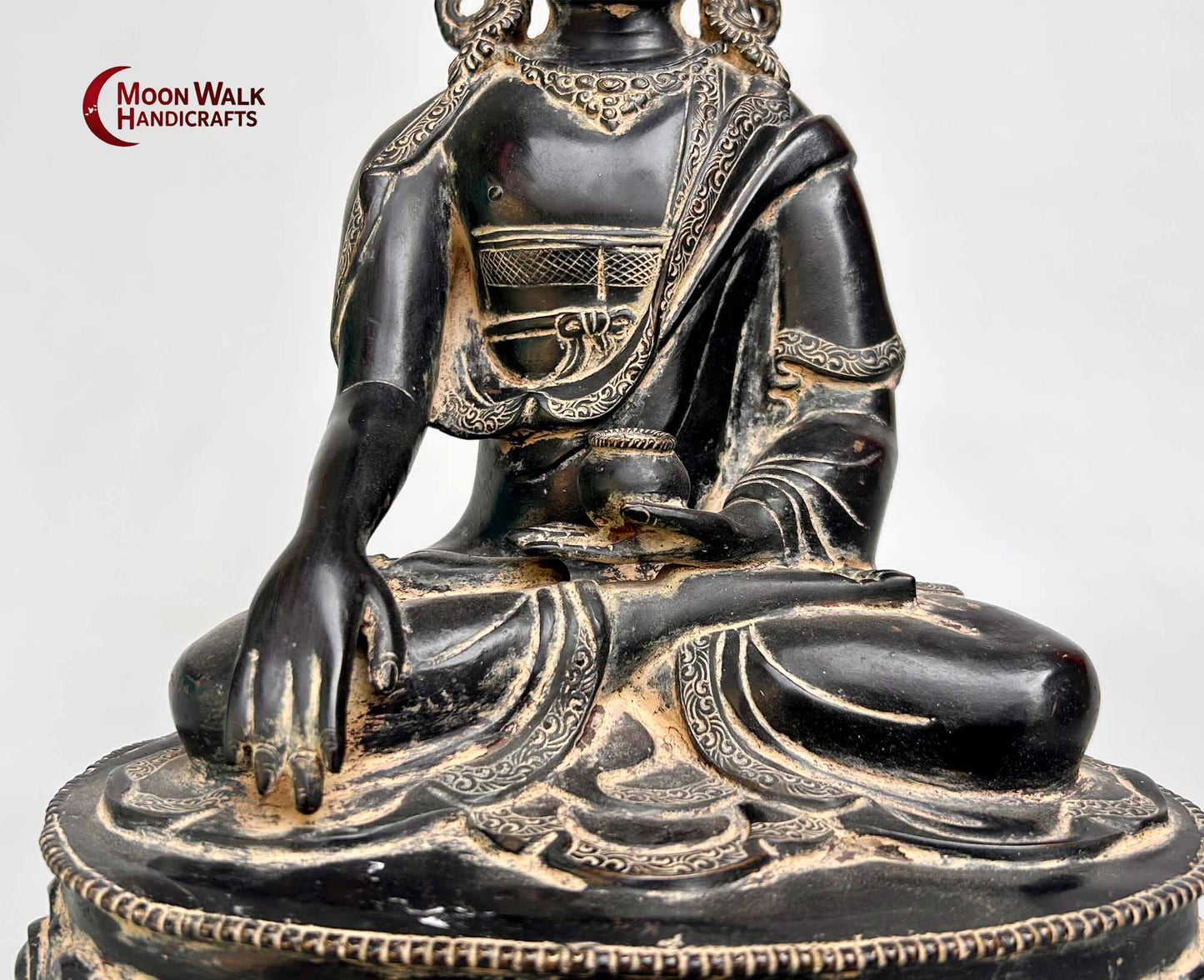 Sitzende Buddha-Statue aus schwarzem Metall