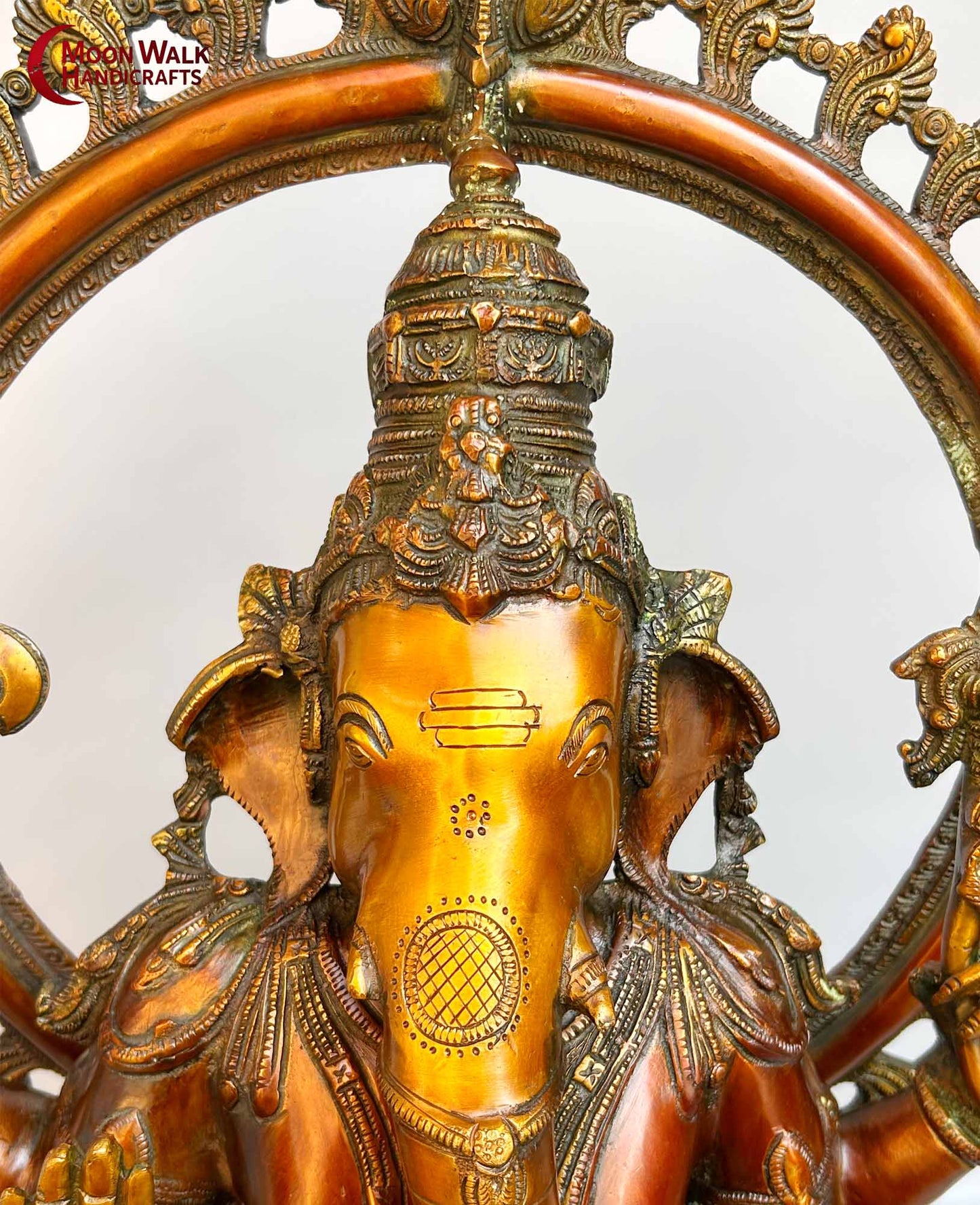 Majestätische Ganapati-Statue aus Messing mit Bogen-Hindu-Dekor. Altes antikes Messing, Statue aus den 90er Jahren aus Indien, Code „ARP1274“