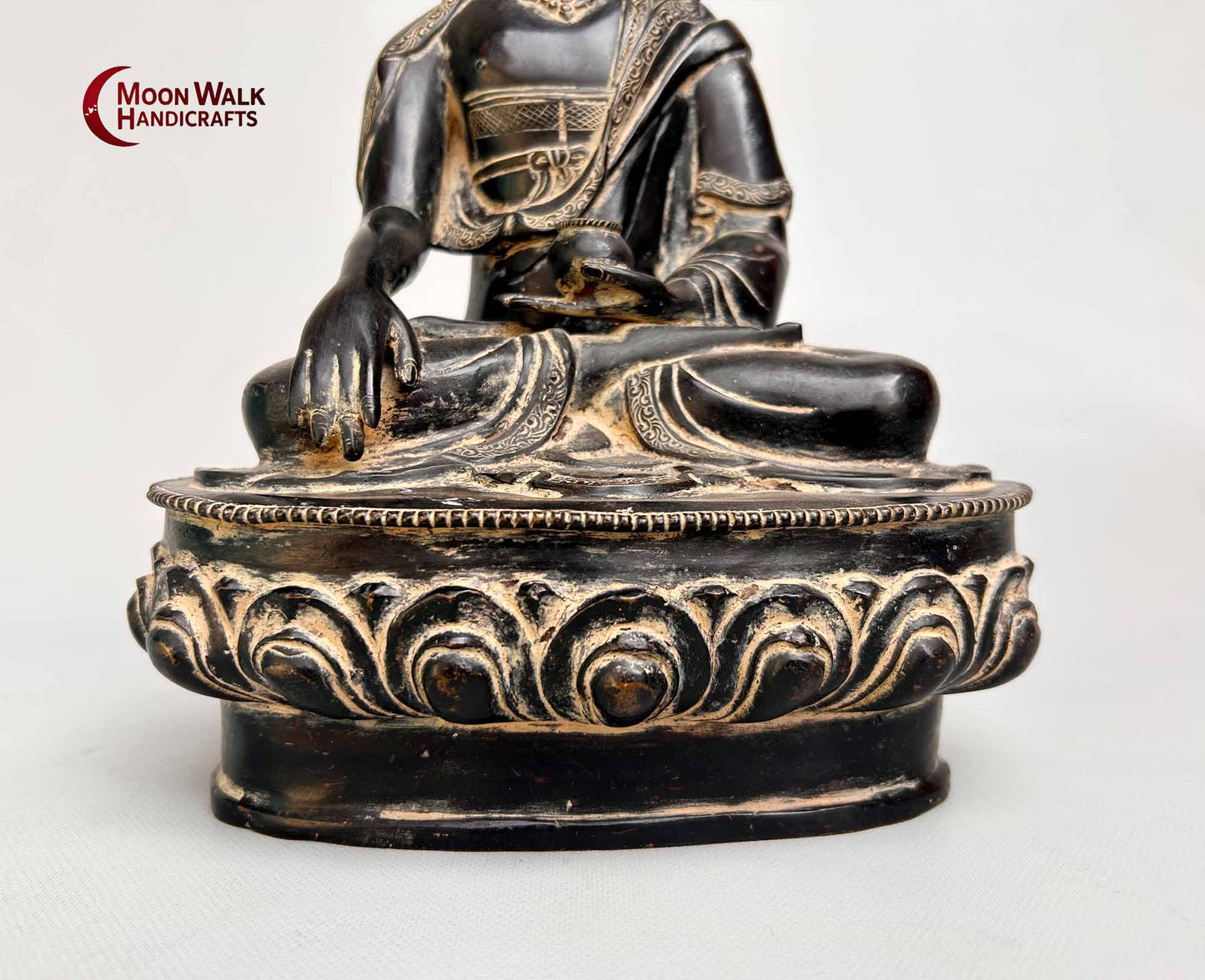 Sitzende Buddha-Statue aus schwarzem Metall