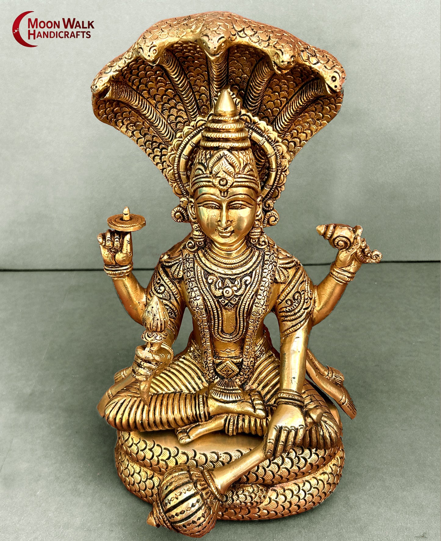 Messingstatue des auf einer Schlange sitzenden Gottes Vishnu, hinduistischer Gott der Bewahrung, Code: ARP114