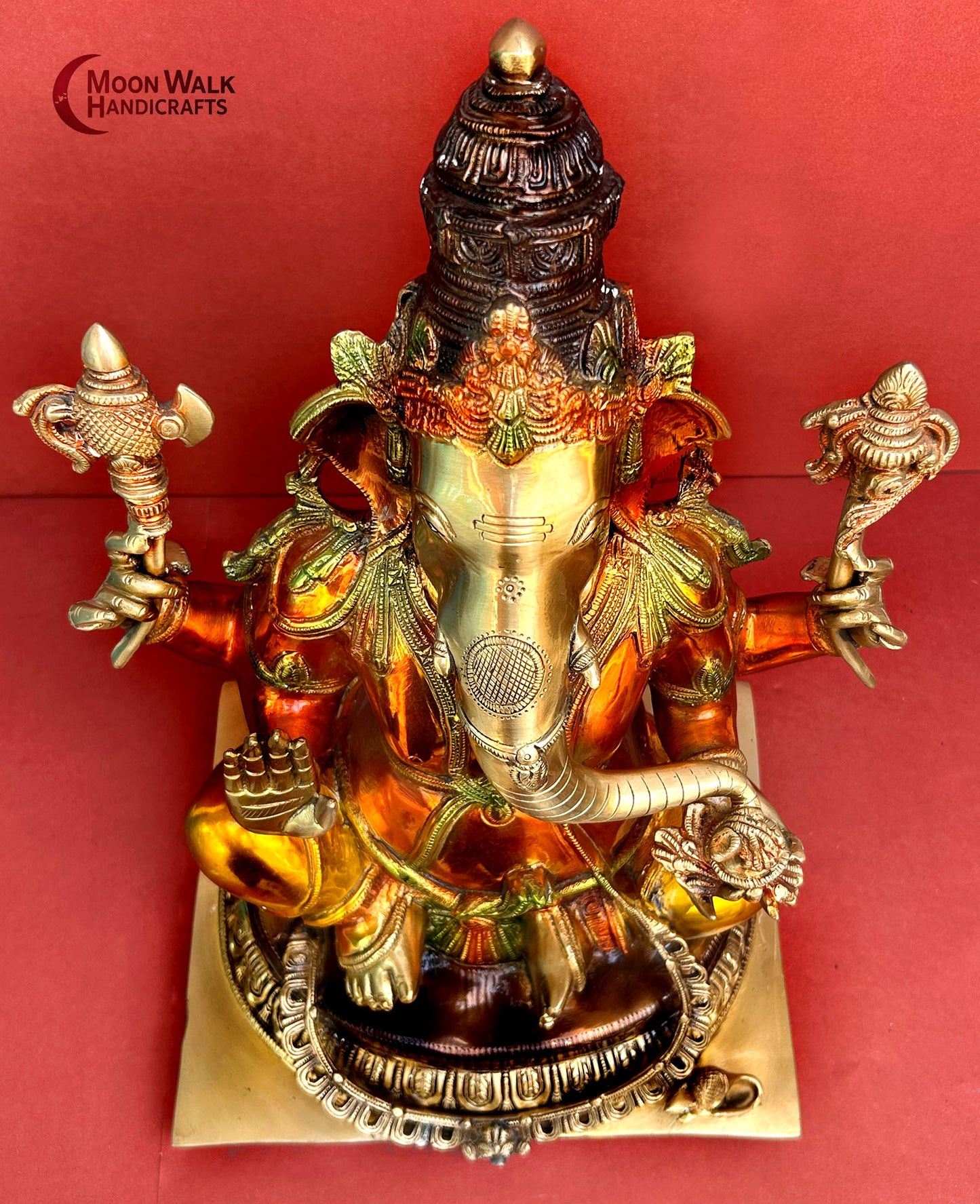 Exquisite Ganpati Murti aus Messing – Sitzend auf Chowki. Höchste Qualität/vergoldet, das beste Produkt von MoonWalk Handicraft. CODE: ARP125