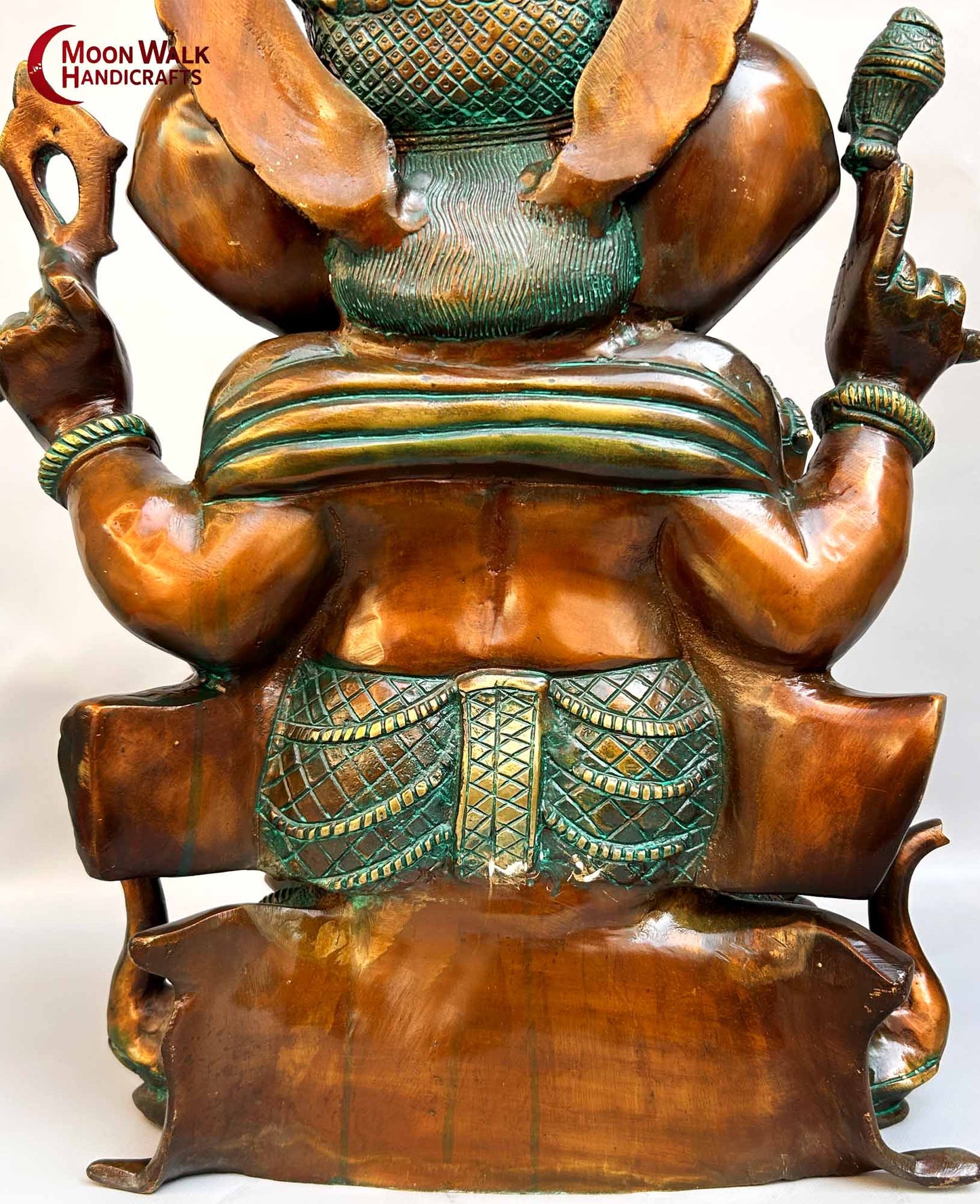 Rustikale Ganesha-Statue aus Messing auf einem Sockel mit 3 Elefantenköpfen mit Rüsseln.