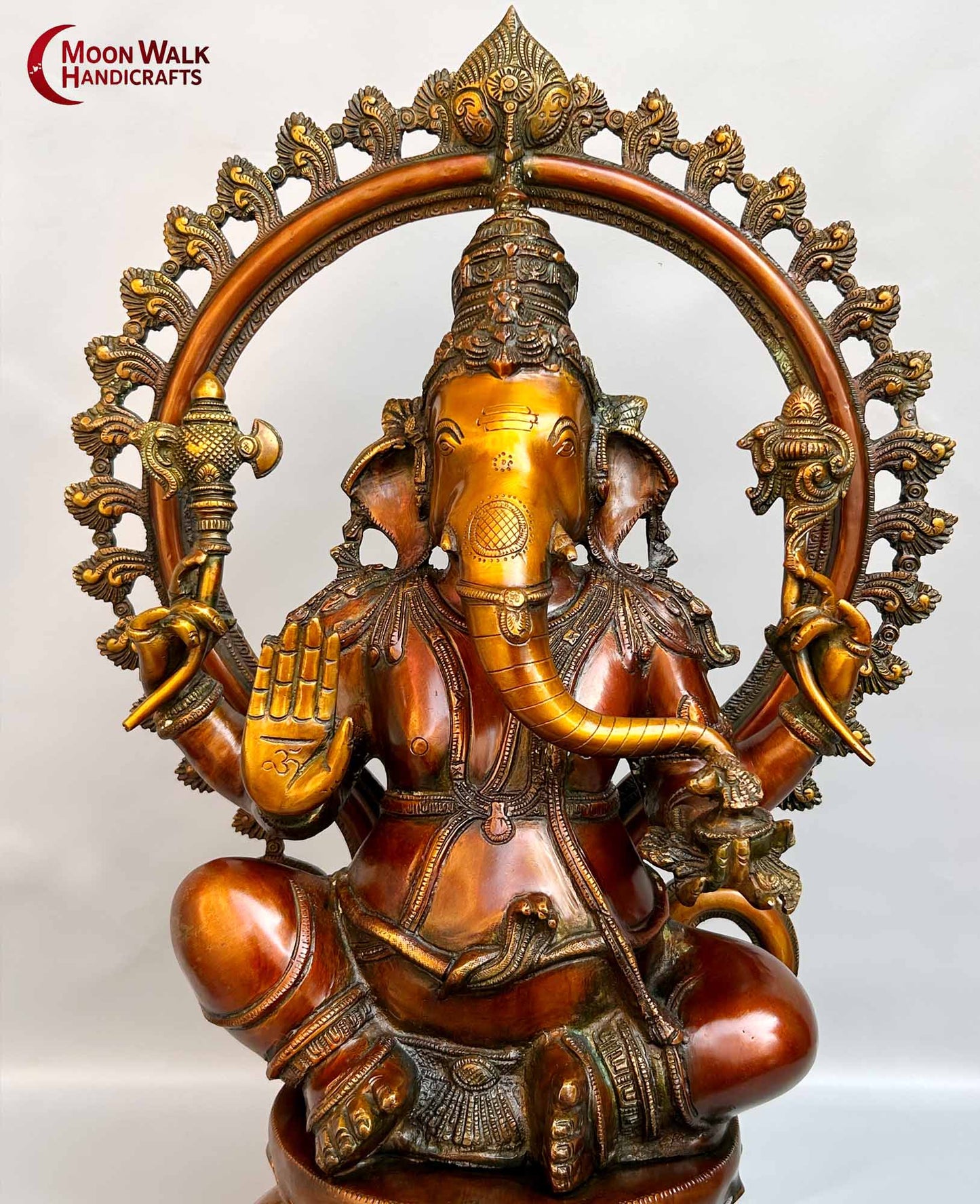 Majestätische Ganapati-Statue aus Messing mit Bogen-Hindu-Dekor. Altes antikes Messing, Statue aus den 90er Jahren aus Indien, Code „ARP1274“