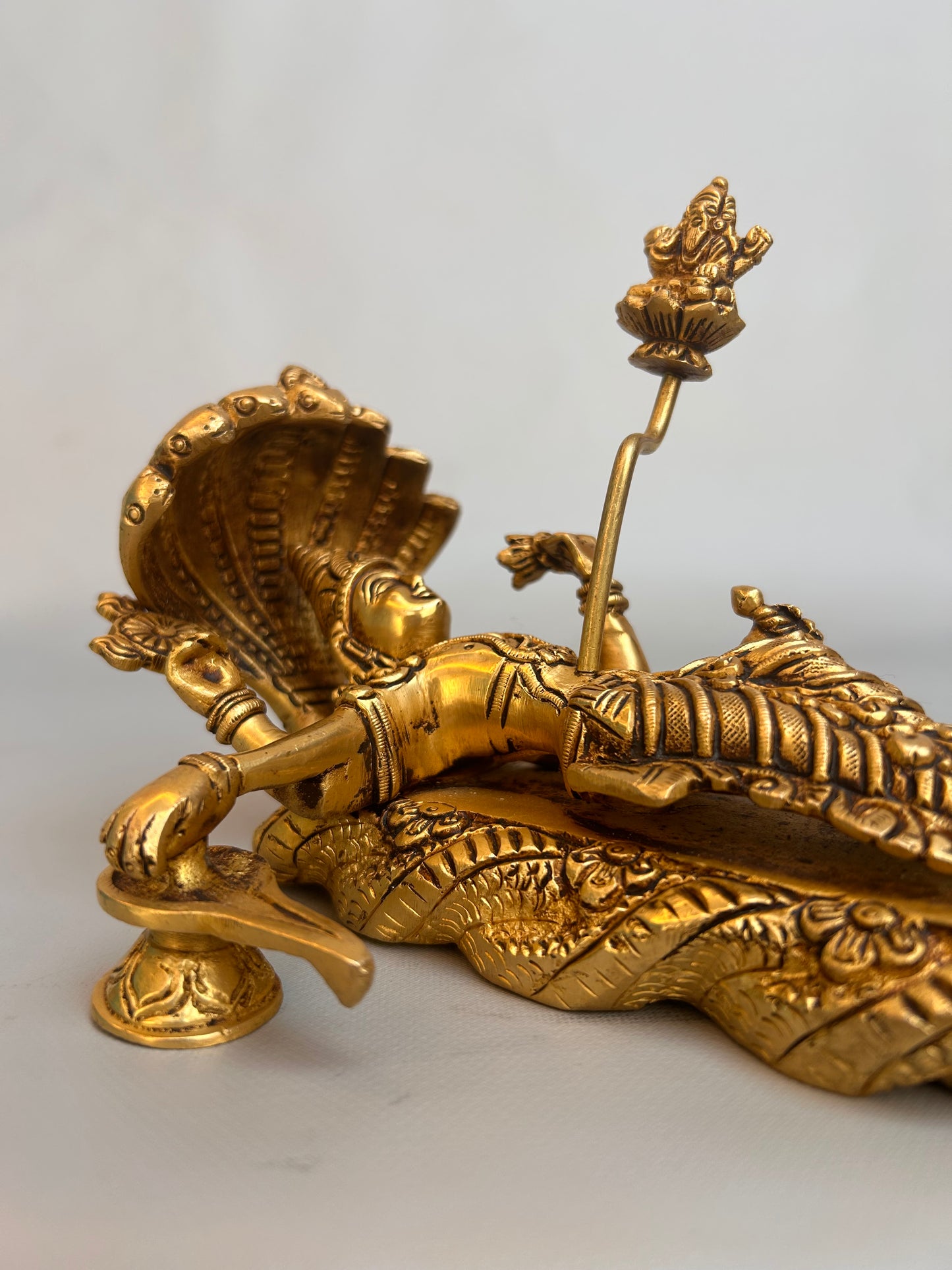 Liegendes Vishnu-Sheshnag-Idol aus Messing – Göttliche Lakshmi-Narayana-Statue für Pooja, Heim- und Tempeldekoration – Exquisite handgefertigte Kunst