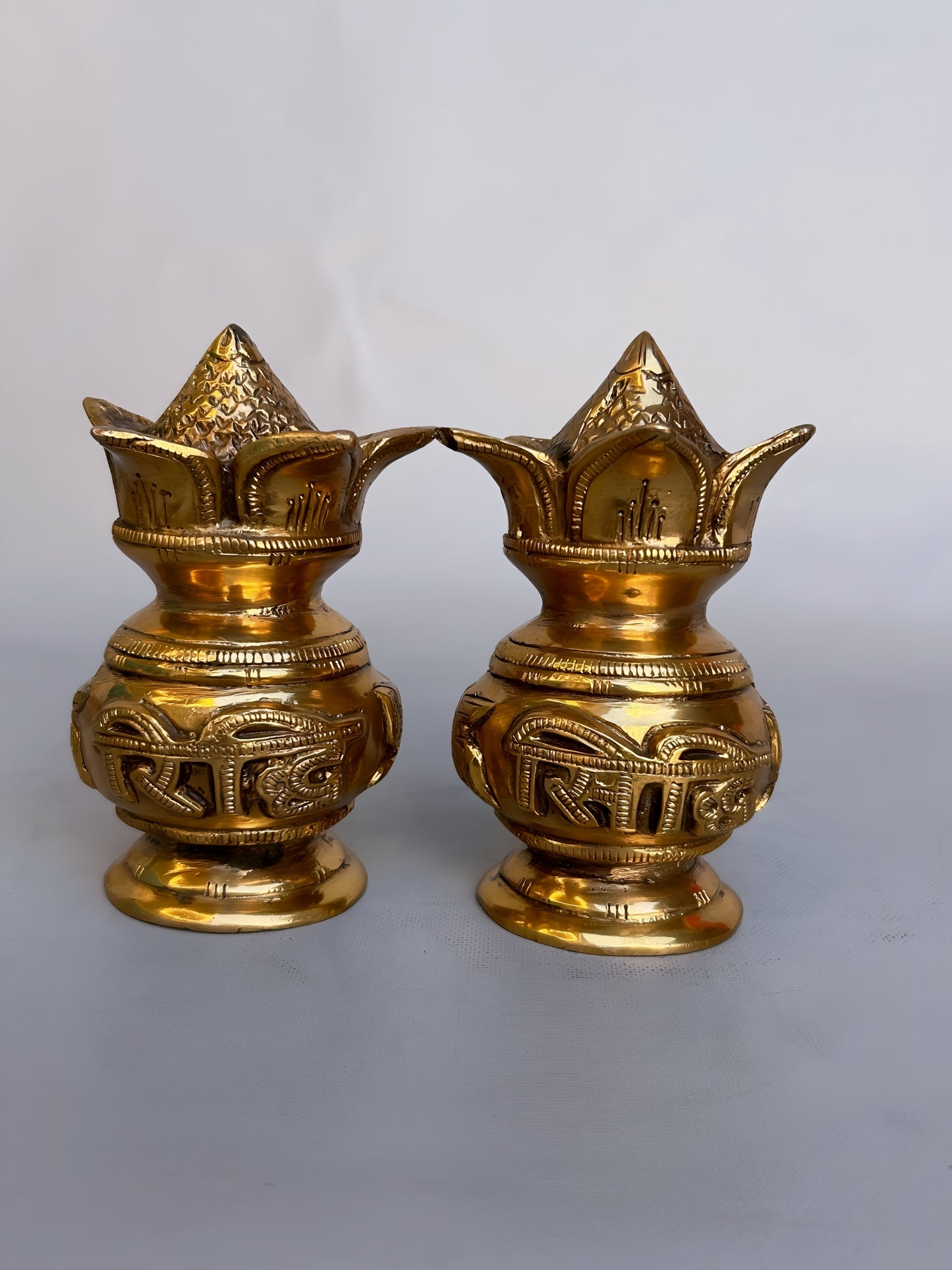 Traditioneller RIDHI SIDHI Messing-Kalash mit Kokosnuss- und Mangoblättern – 2er-Paar Pooja-Töpfe für Tempel und Zuhause – 14 cm hoch, glückverheißendes Hindu-Dekor