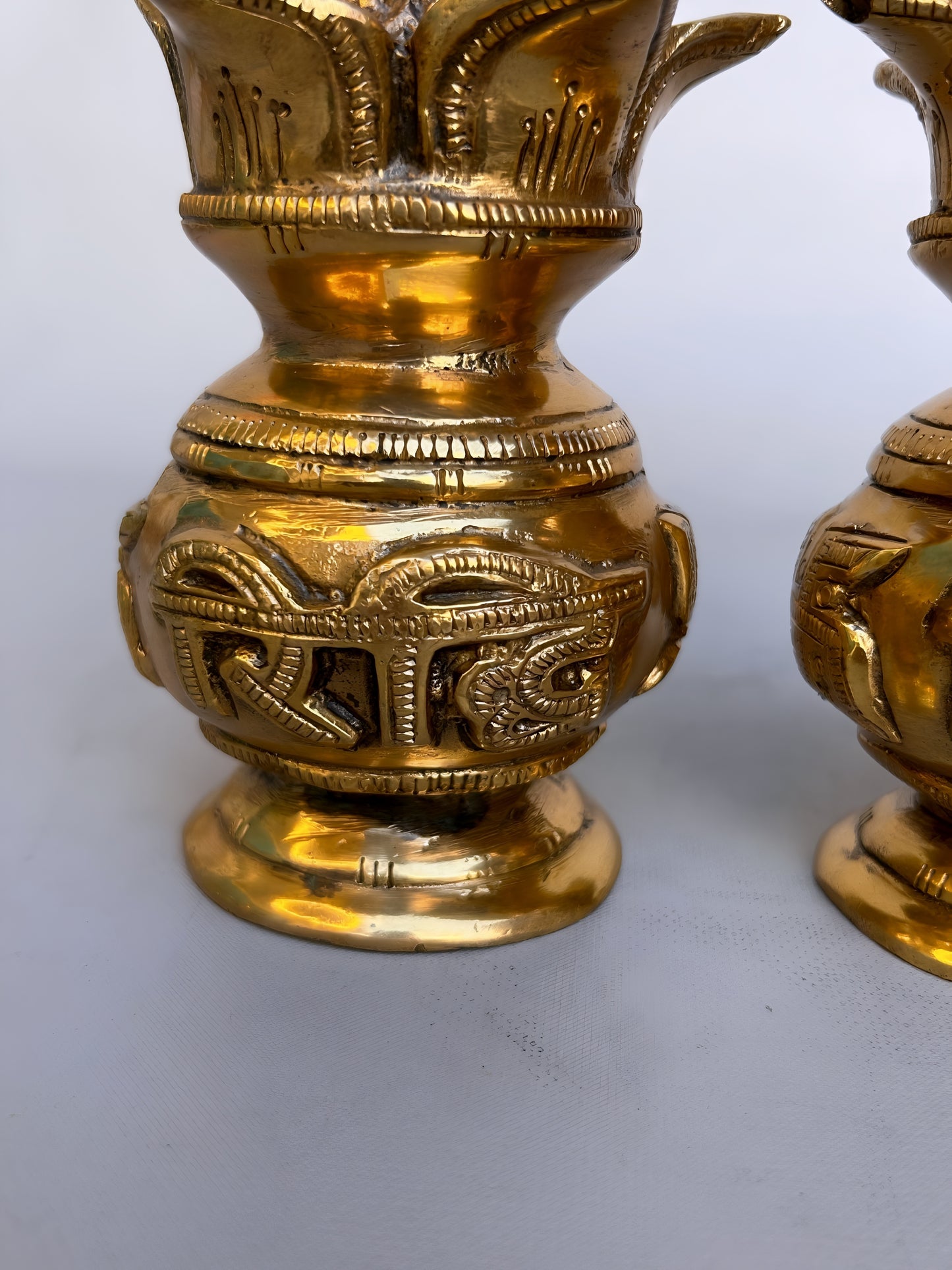 Traditioneller RIDHI SIDHI Messing-Kalash mit Kokosnuss- und Mangoblättern – 2er-Paar Pooja-Töpfe für Tempel und Zuhause – 14 cm hoch, glückverheißendes Hindu-Dekor
