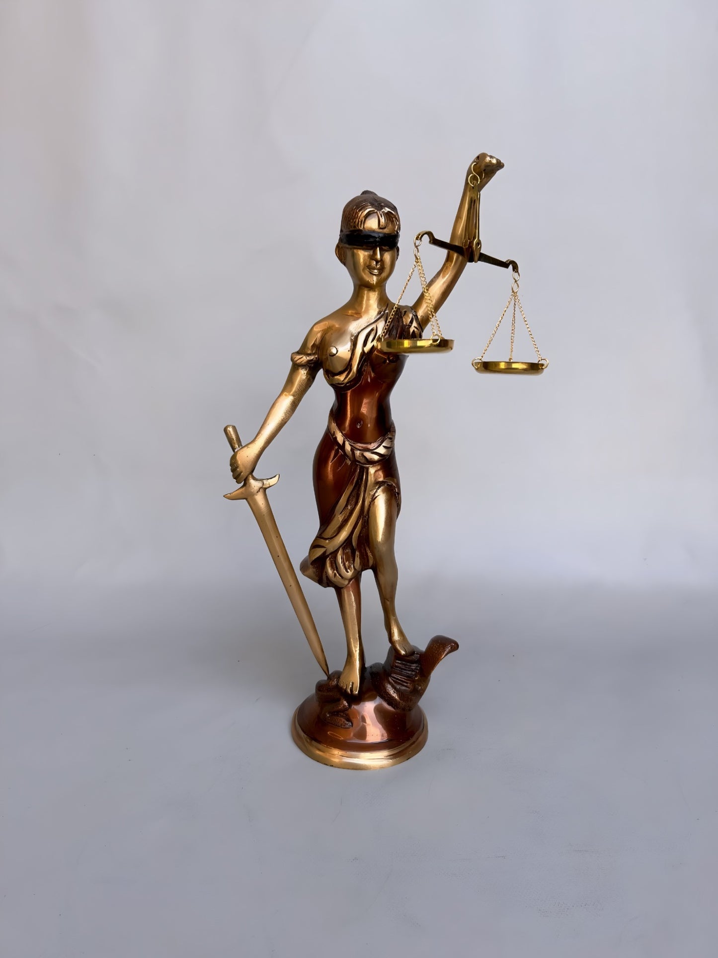 Messingstatue der Justitia – Gerechtigkeitsfigur mit verbundenen Augen, Waage und Schwert – 34 cm hoch – Symbol für Recht und Gerechtigkeit – Dekoration für Zuhause und Büro