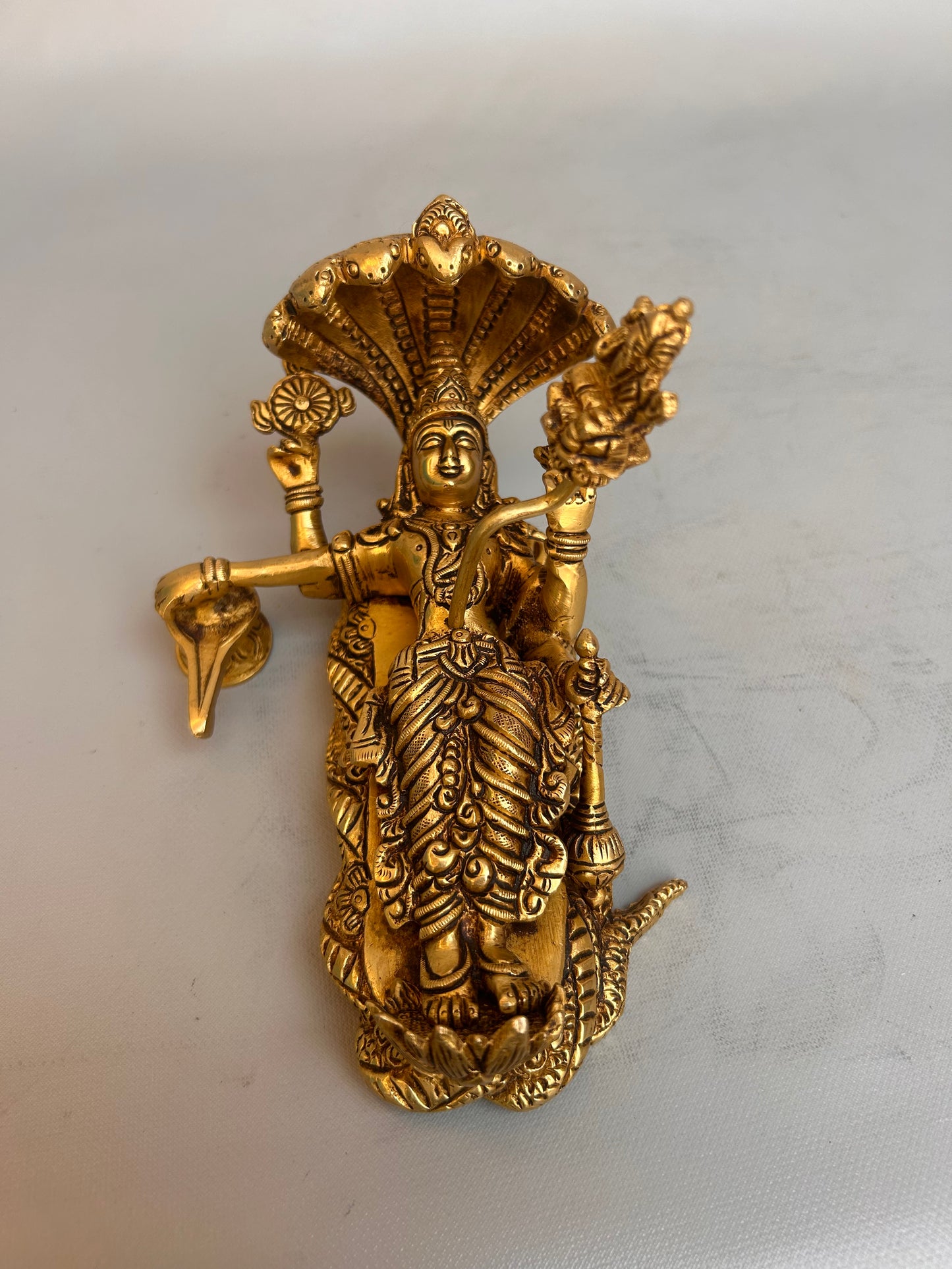 Liegendes Vishnu-Sheshnag-Idol aus Messing – Göttliche Lakshmi-Narayana-Statue für Pooja, Heim- und Tempeldekoration – Exquisite handgefertigte Kunst