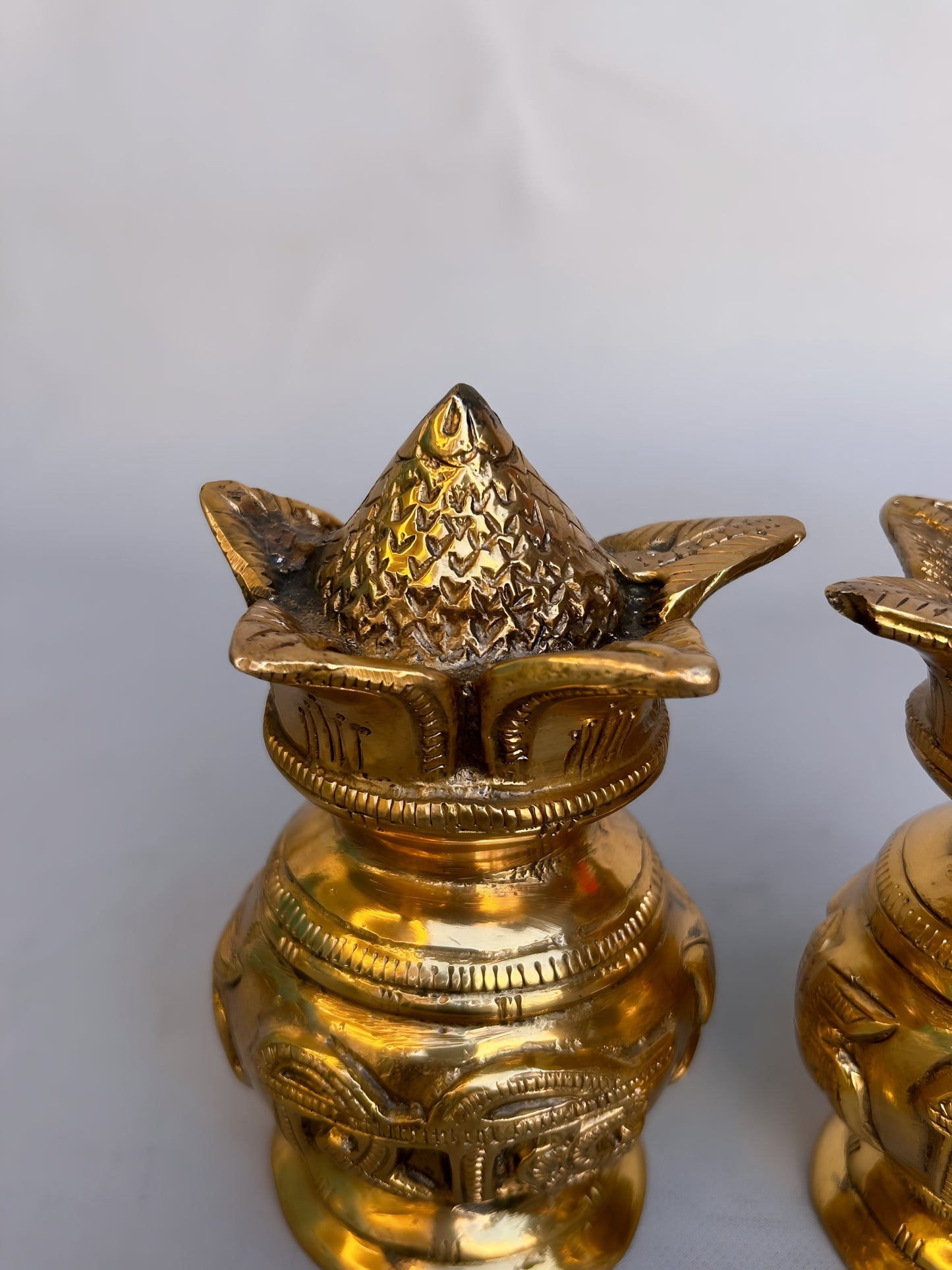Traditioneller RIDHI SIDHI Messing-Kalash mit Kokosnuss- und Mangoblättern – 2er-Paar Pooja-Töpfe für Tempel und Zuhause – 14 cm hoch, glückverheißendes Hindu-Dekor