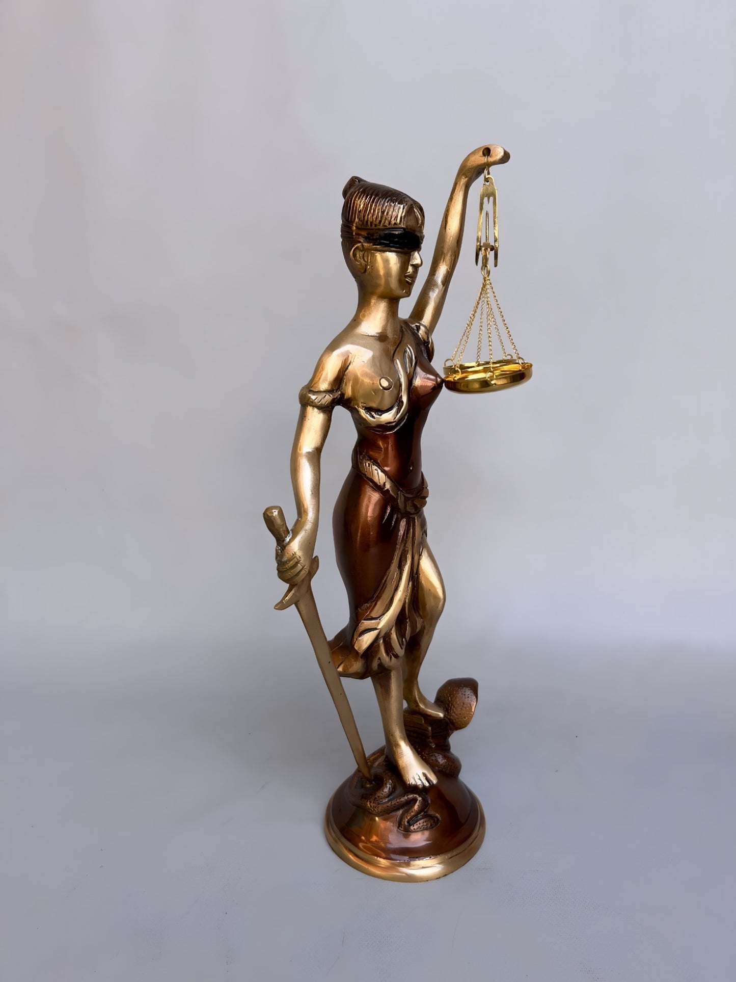 Messingstatue der Justitia – Gerechtigkeitsfigur mit verbundenen Augen, Waage und Schwert – 34 cm hoch – Symbol für Recht und Gerechtigkeit – Dekoration für Zuhause und Büro