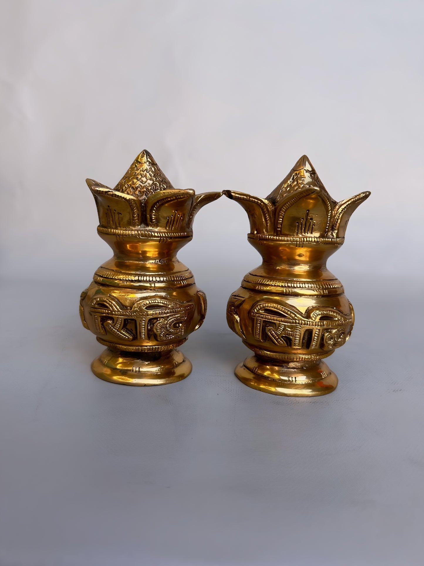 Traditioneller RIDHI SIDHI Messing-Kalash mit Kokosnuss- und Mangoblättern – 2er-Paar Pooja-Töpfe für Tempel und Zuhause – 14 cm hoch, glückverheißendes Hindu-Dekor