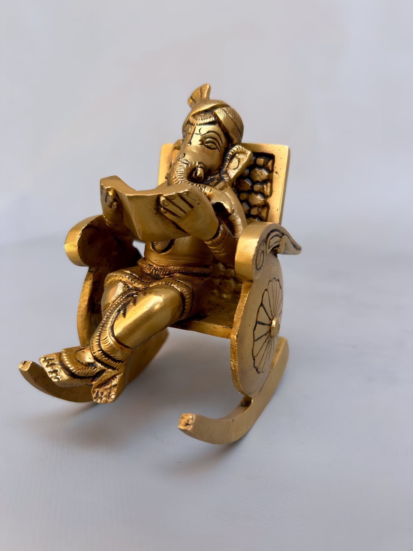 Eleganter Ganesha aus Messing im Schaukelstuhl – handgefertigte Hindu-Statue als Dekoration für Zuhause und das Büro – 13 cm hoch, glückverheißender Segen und Gelassenheit