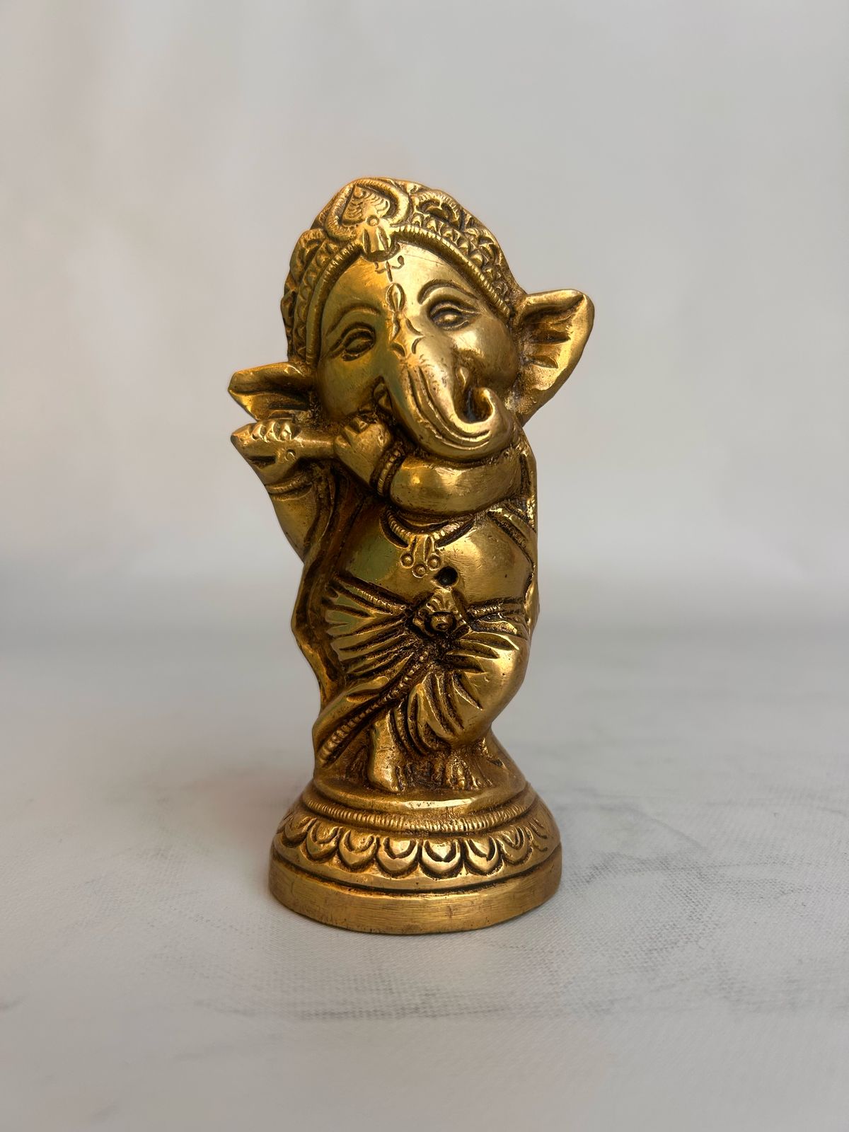 Ganesha-Statue aus Messing, Flöte spielend – Göttlicher Hindu-Gott des Wohlstands und der Weisheit – Handgefertigte Dekoration für den Heimtempel