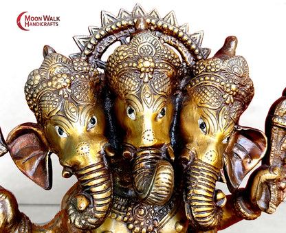 Die dreistämmige Ganesha-Statue aus natürlicher Bronze verkörpert Harmonie und Gleichgewicht. Ihre drei Stämme symbolisieren die Einheit des Denkens.