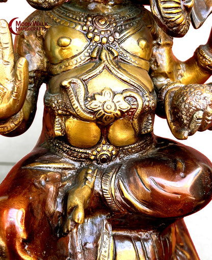 Die dreistämmige Ganesha-Statue aus natürlicher Bronze verkörpert Harmonie und Gleichgewicht. Ihre drei Stämme symbolisieren die Einheit des Denkens.