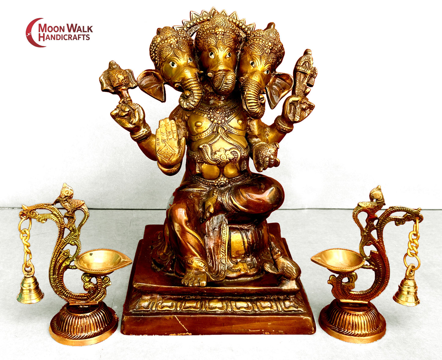 Die dreistämmige Ganesha-Statue aus natürlicher Bronze verkörpert Harmonie und Gleichgewicht. Ihre drei Stämme symbolisieren die Einheit des Denkens.
