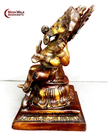 Die dreistämmige Ganesha-Statue aus natürlicher Bronze verkörpert Harmonie und Gleichgewicht. Ihre drei Stämme symbolisieren die Einheit des Denkens.