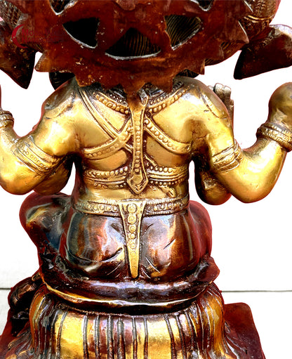 Die dreistämmige Ganesha-Statue aus natürlicher Bronze verkörpert Harmonie und Gleichgewicht. Ihre drei Stämme symbolisieren die Einheit des Denkens.