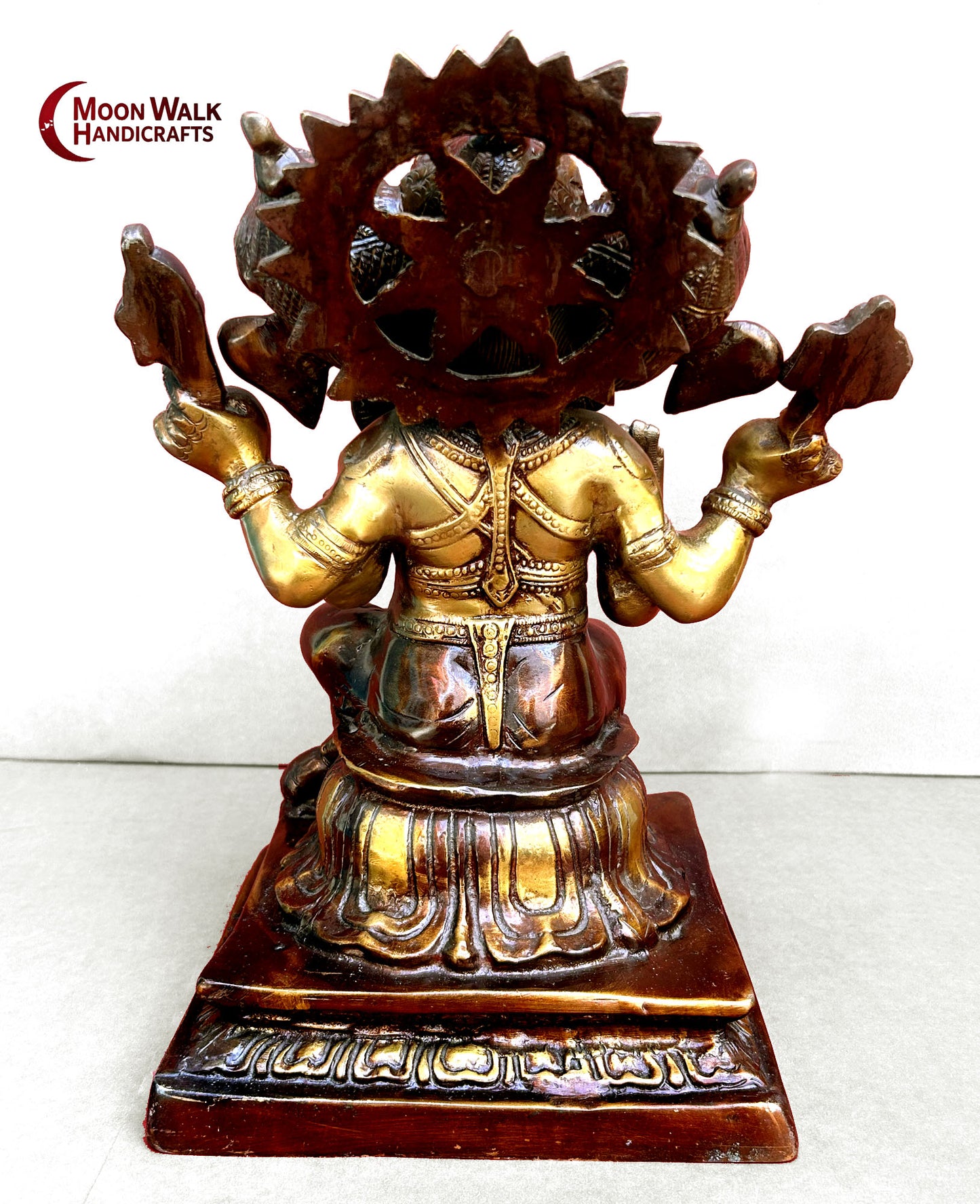 Die dreistämmige Ganesha-Statue aus natürlicher Bronze verkörpert Harmonie und Gleichgewicht. Ihre drei Stämme symbolisieren die Einheit des Denkens.