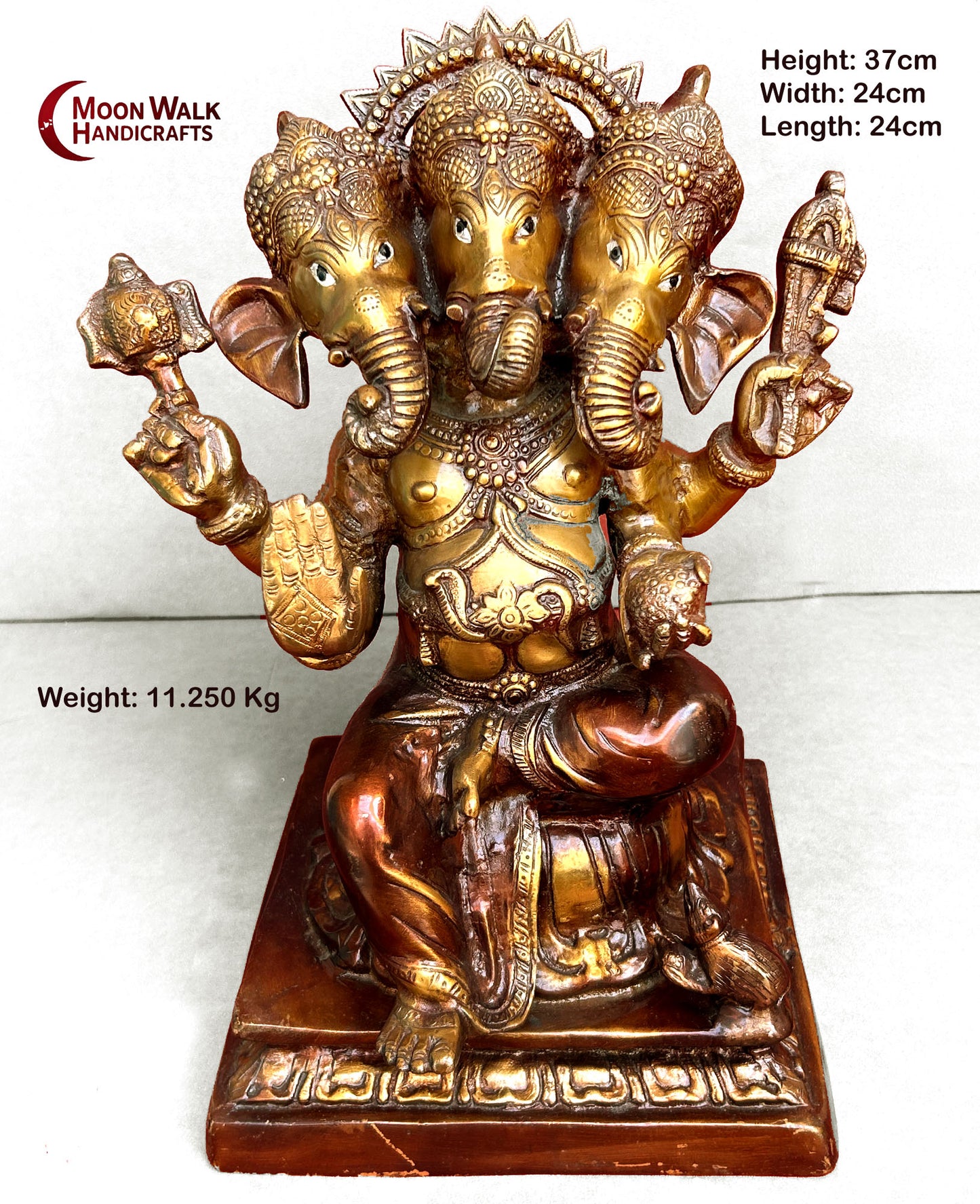 Die dreistämmige Ganesha-Statue aus natürlicher Bronze verkörpert Harmonie und Gleichgewicht. Ihre drei Stämme symbolisieren die Einheit des Denkens.
