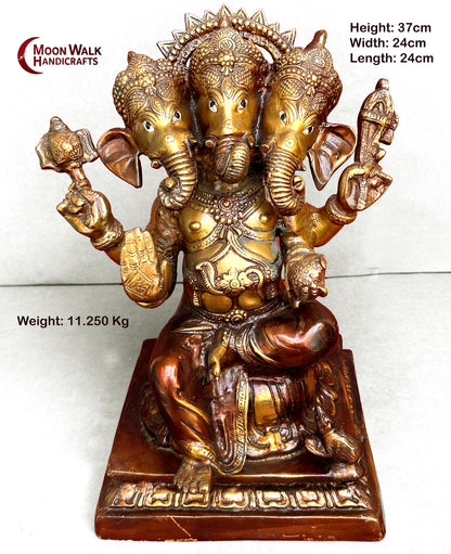 Die dreistämmige Ganesha-Statue aus natürlicher Bronze verkörpert Harmonie und Gleichgewicht. Ihre drei Stämme symbolisieren die Einheit des Denkens.