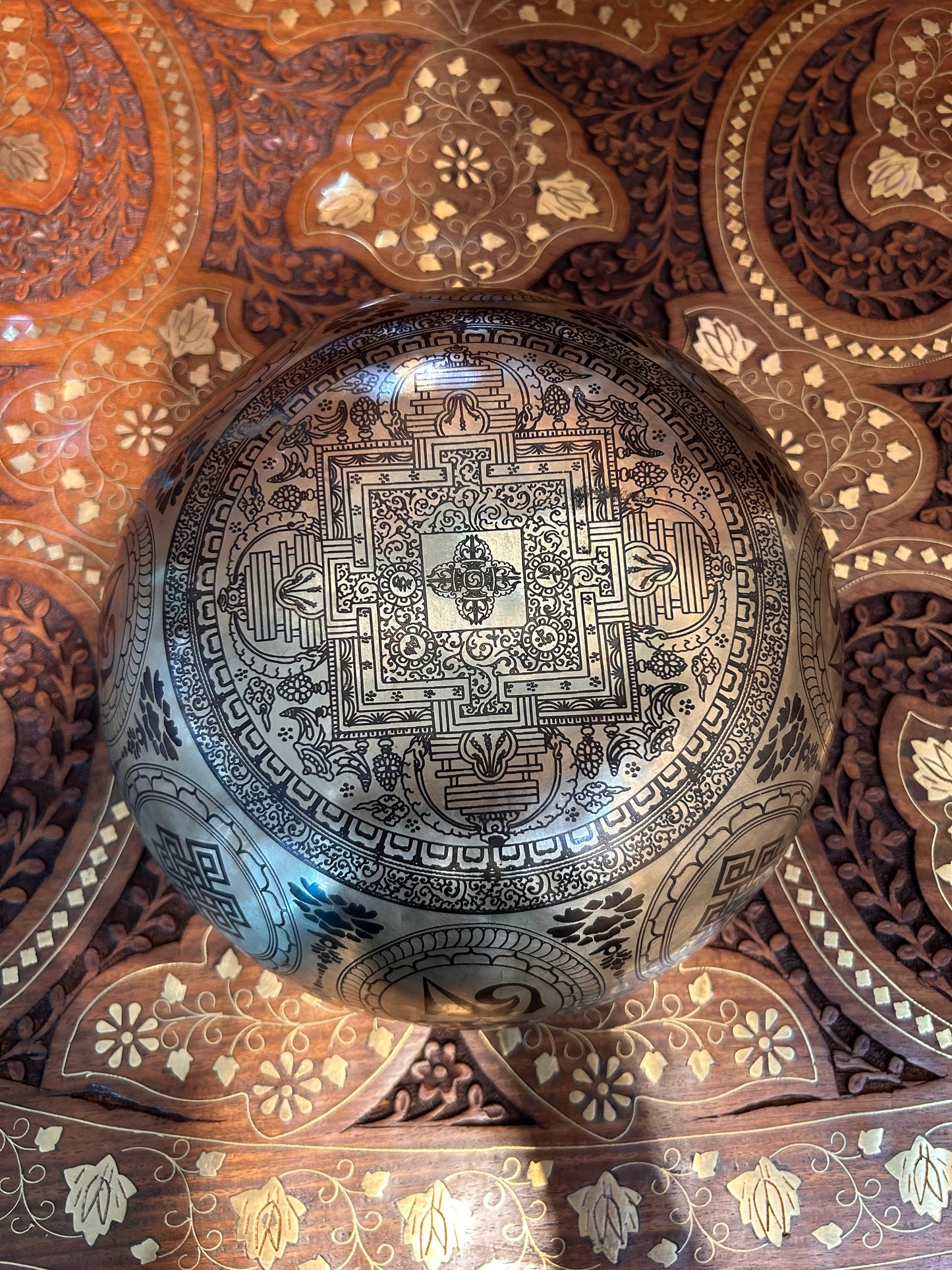 SH21 | weight 1.210kg, Height 10cm x width 23cm Handmade Carving Singing Bowl. Tibetan Sound Bowl Meditation, | Includes Mallet Cushion