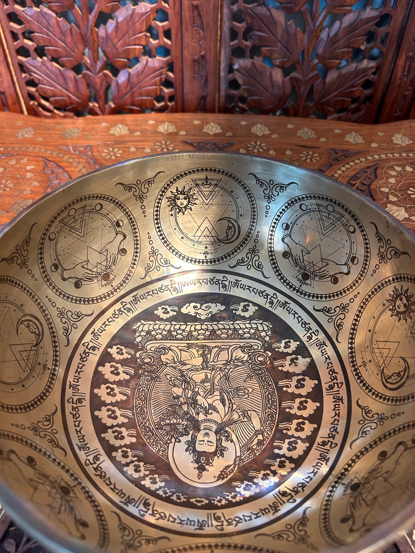 SH21 | weight 1.210kg, Height 10cm x width 23cm Handmade Carving Singing Bowl. Tibetan Sound Bowl Meditation, | Includes Mallet Cushion